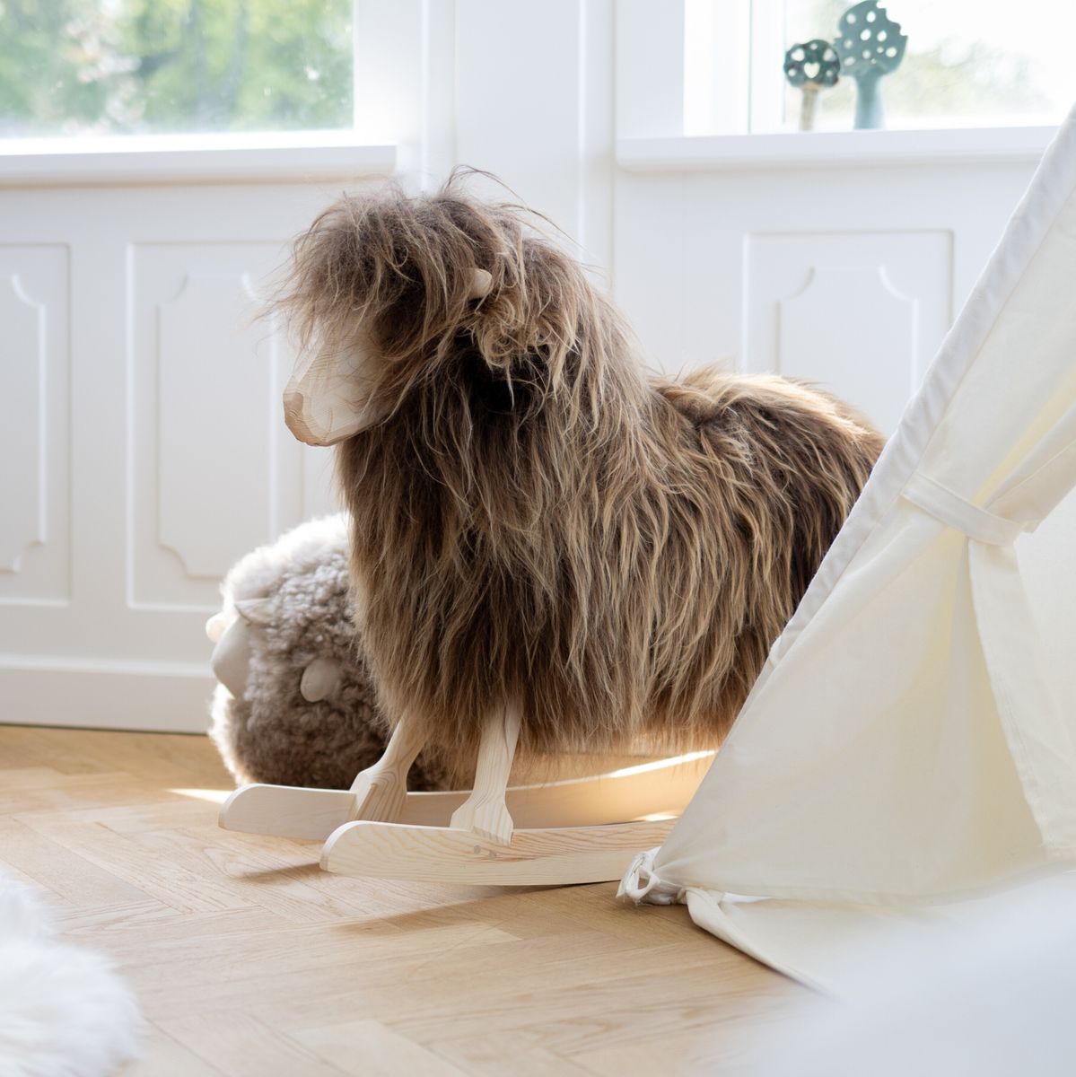 Manray Povl Kjer Design | Lyhytkarvainen lampaannahka | Iso P85xL25xK60 cm