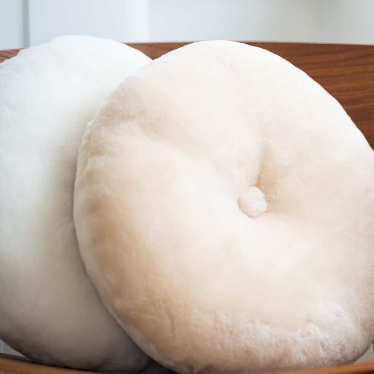 Lampaannahkainen tyyny | Mokasiini | Kaksipuolinen | Ø 45 cm