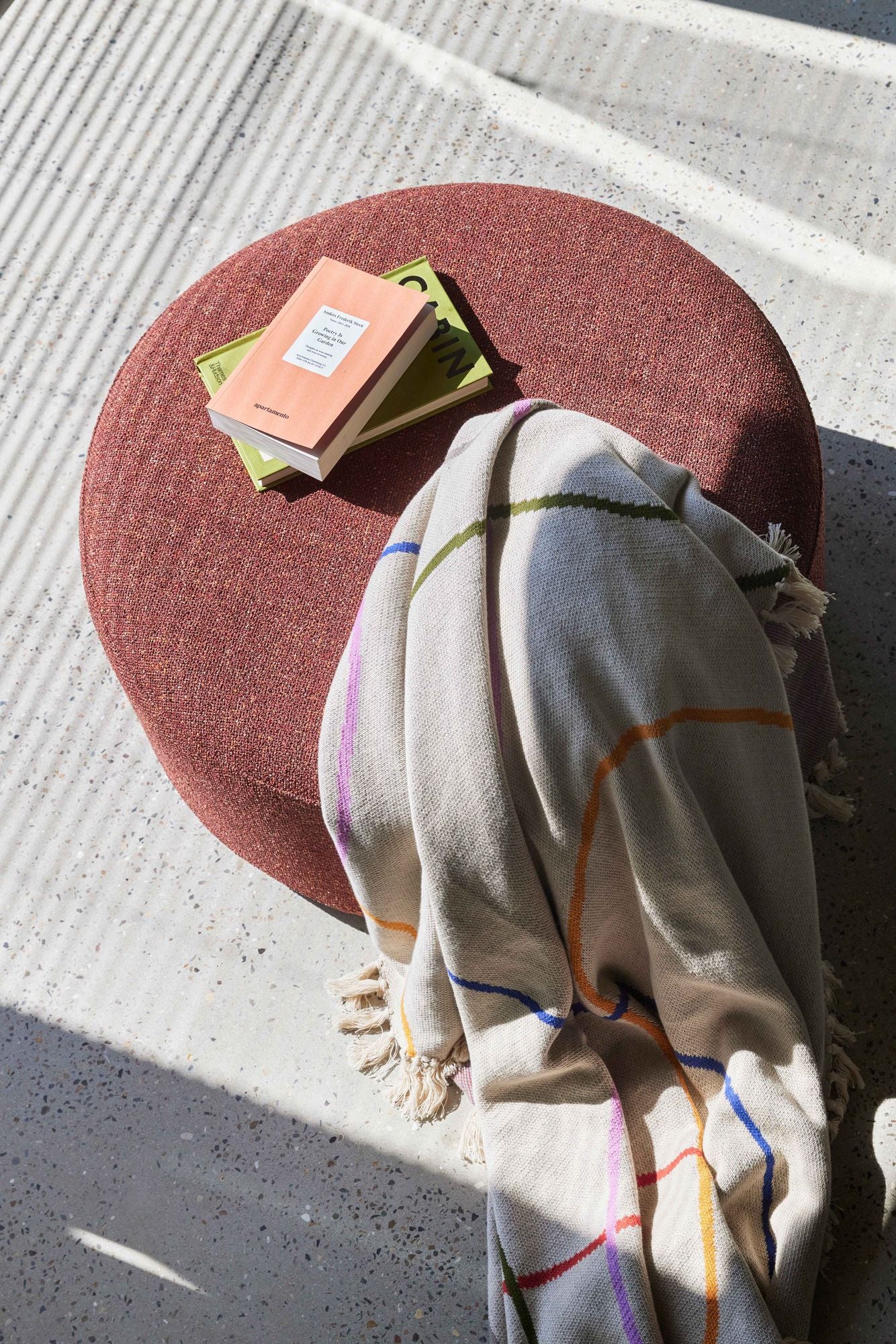 Hübsch Marshmellow puf iso punainen