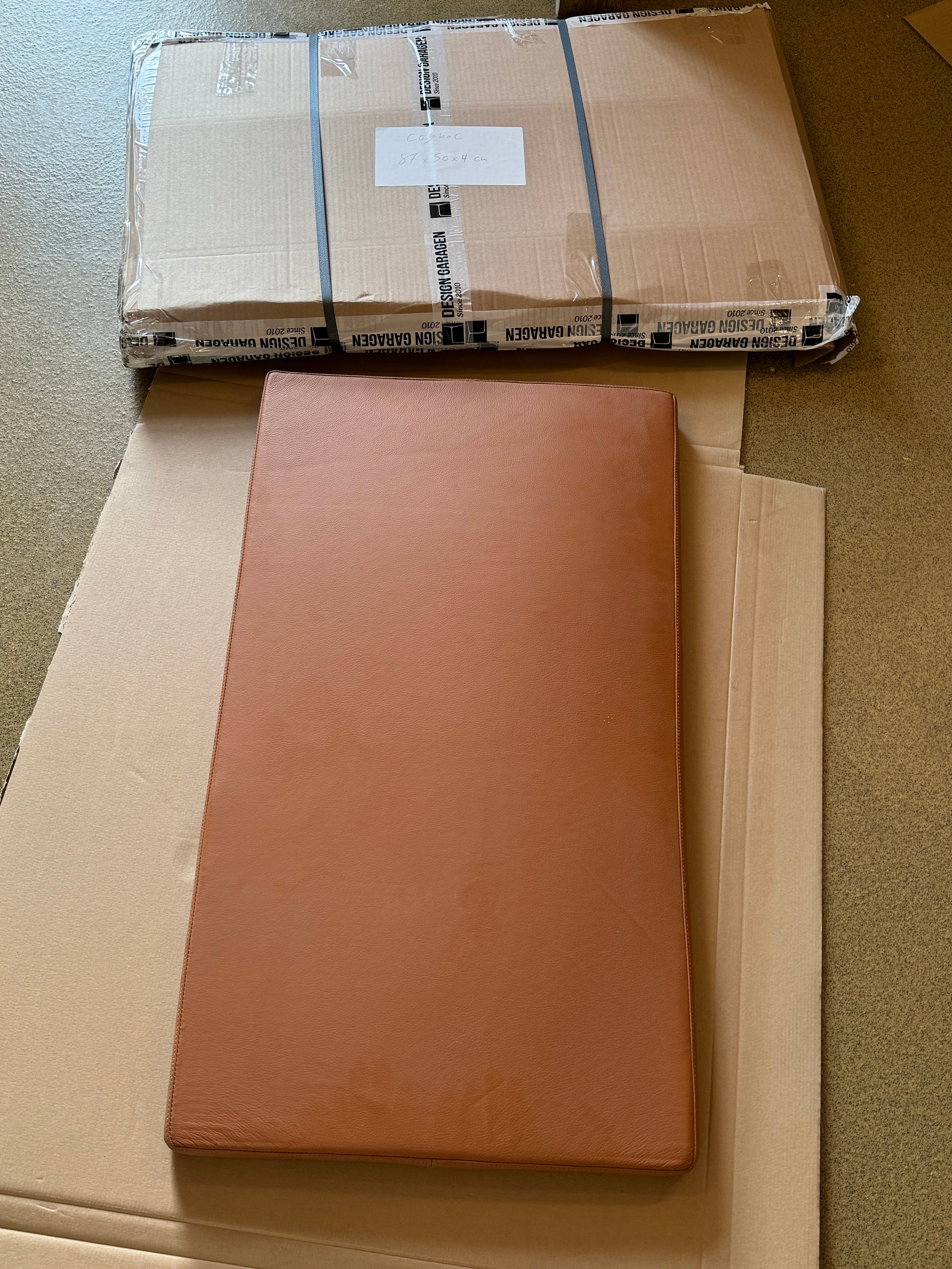 Konjakkien nahkatyyny 87x50x4 cm