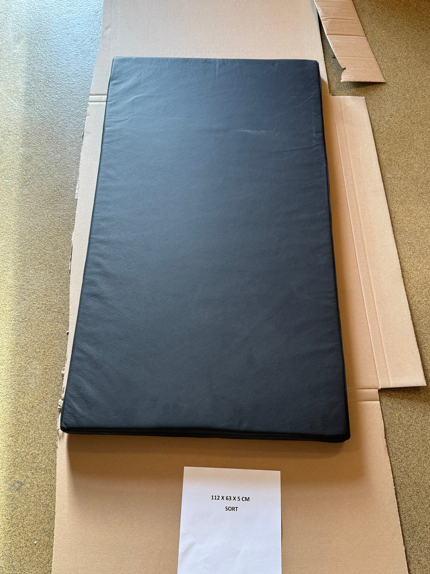 Musta nahkatyyny 112x63x4 cm