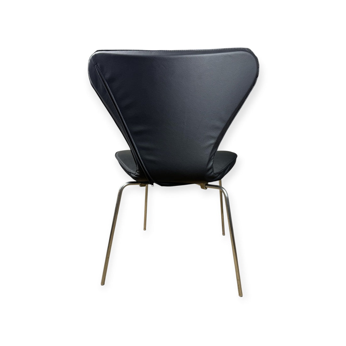 Koko kansi Arne Jacobsen 3107 -tuolille mustalla nahalla