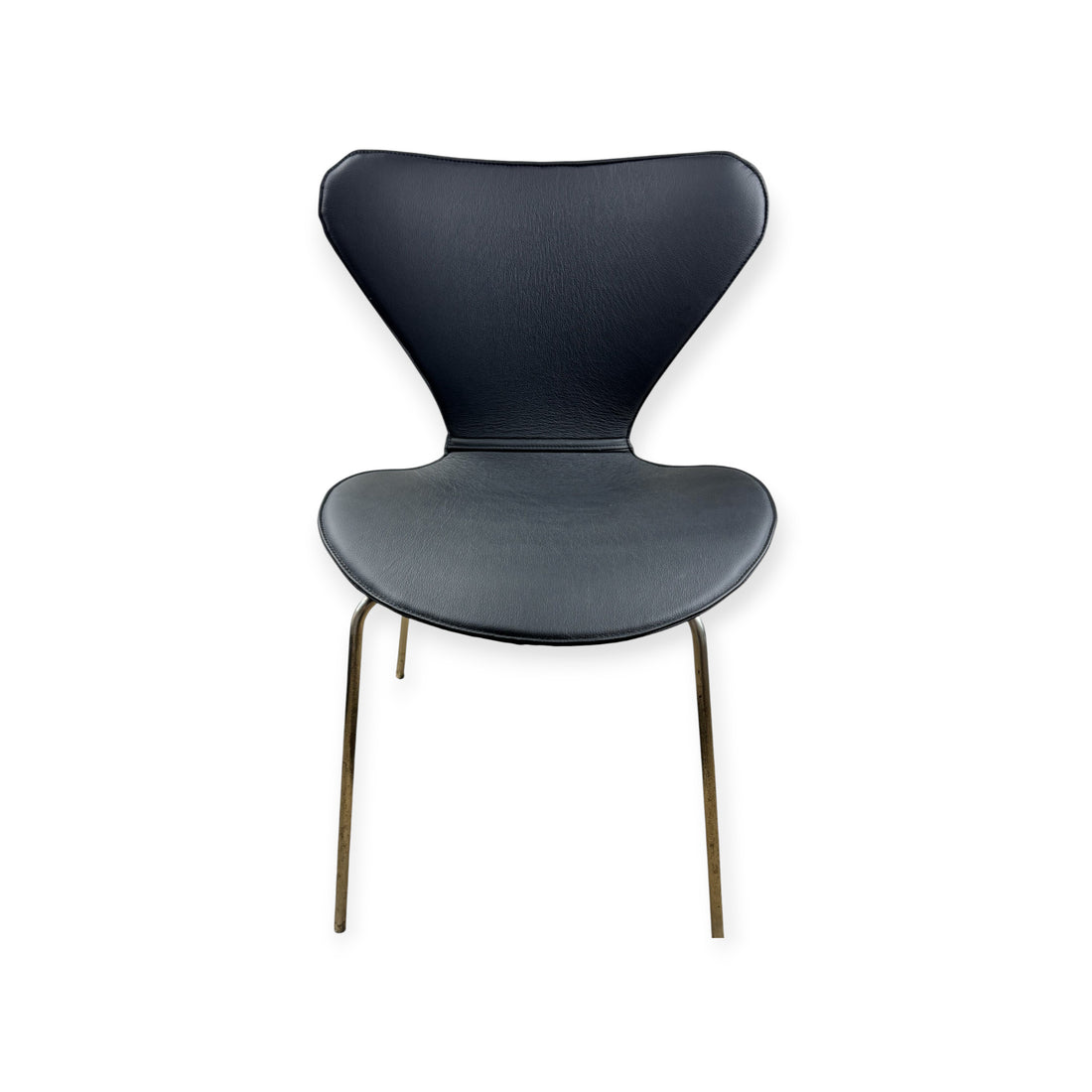 Koko kansi Arne Jacobsen 3107 -tuolille mustalla nahalla