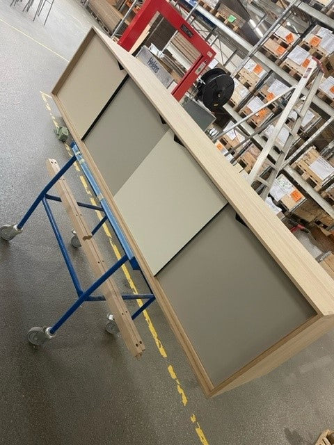 Näyttelymalli - Andersen Furniture - S1 -sivupöytä - L200XD50XH68 cm - Oak/Soap moniväriset ovet