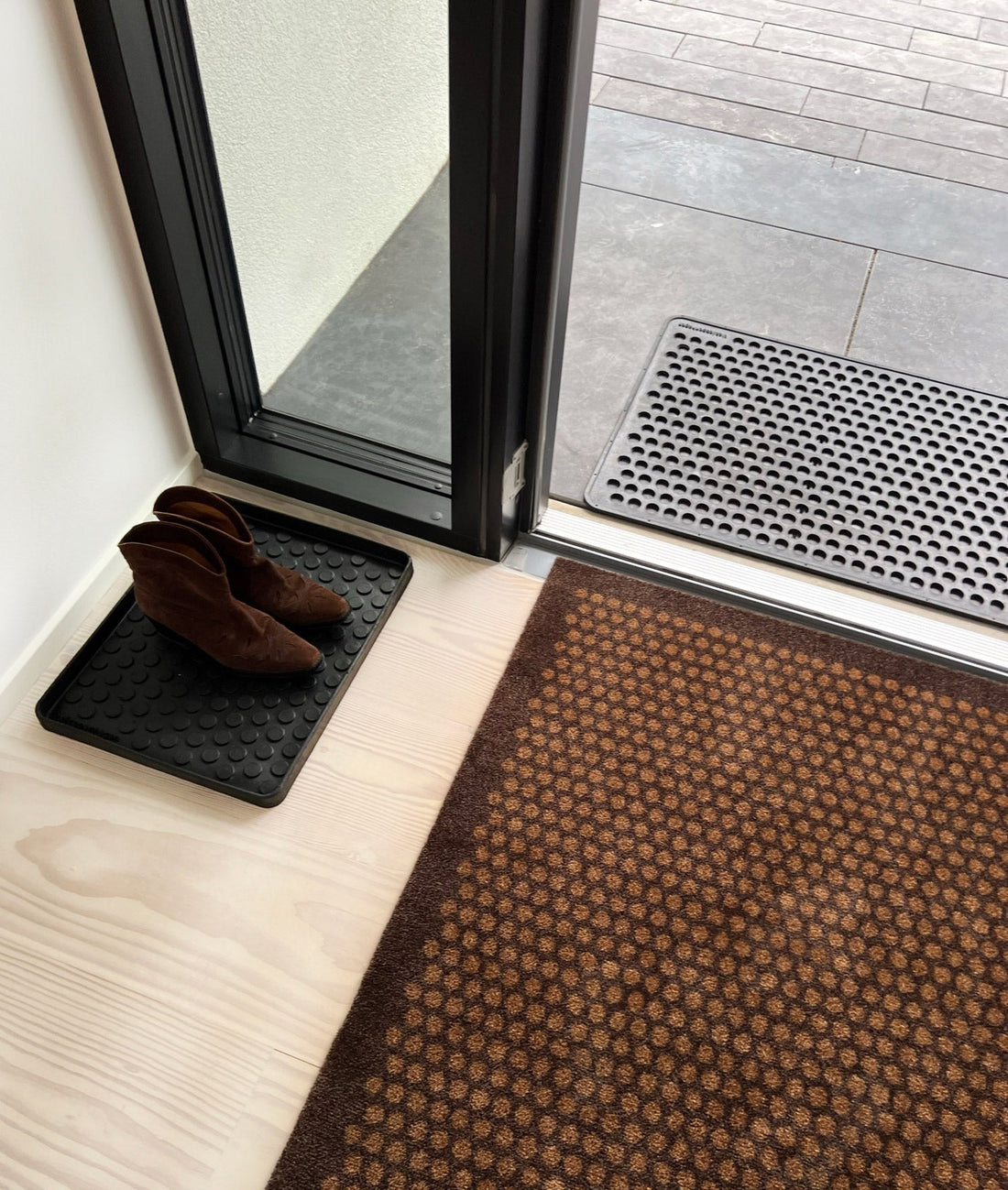 NYHED - TÆPPE/MÅTTE 67 x 120 CM - DOT/COGNAC-DARK BROWN - Tica Copenhagen - DesignGaragen.dk