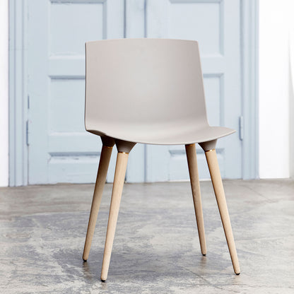 TAC - sæde i grå - ben i eg/hvid pigm. lak - Andersen Furniture - DesignGaragen.dk