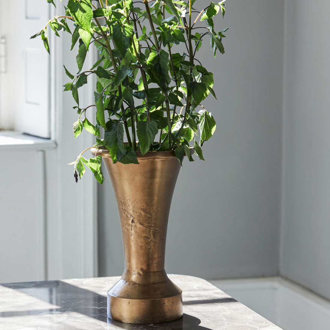 House Doctor-Vase, kukkakauppias, antiikki messinki-H: 33 cm, dia: 20 cm