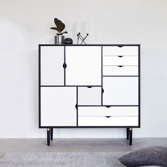 Andersen Furniture - S3 opbevaringsmøbel i sort med hvide fronter - B130xD43xH132 cm - Andersen Furniture - DesignGaragen.dk