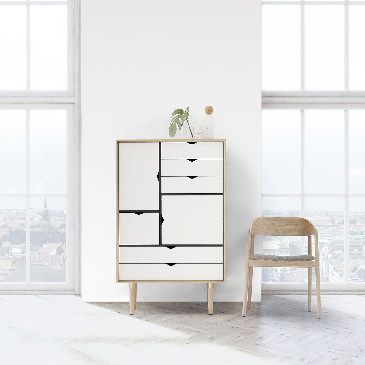 Andersen Furniture - S5 opbevaringsmøbel i eg/sæbe med hvid front - B83xD43xH132 cm - Andersen Furniture - DesignGaragen.dk