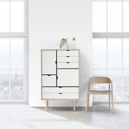 Andersen Furniture - S5 opbevaringsmøbel i eg/sæbe med hvid front - B83xD43xH132 cm - Andersen Furniture - DesignGaragen.dk