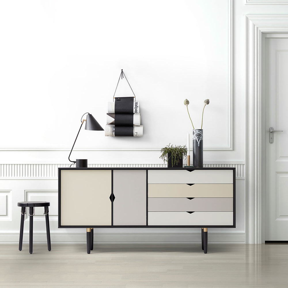 Andersen Furniture S6 sideboard i sort med flerfarvede fronter - B163xD43xH80 cm - DesignGaragen.dk.