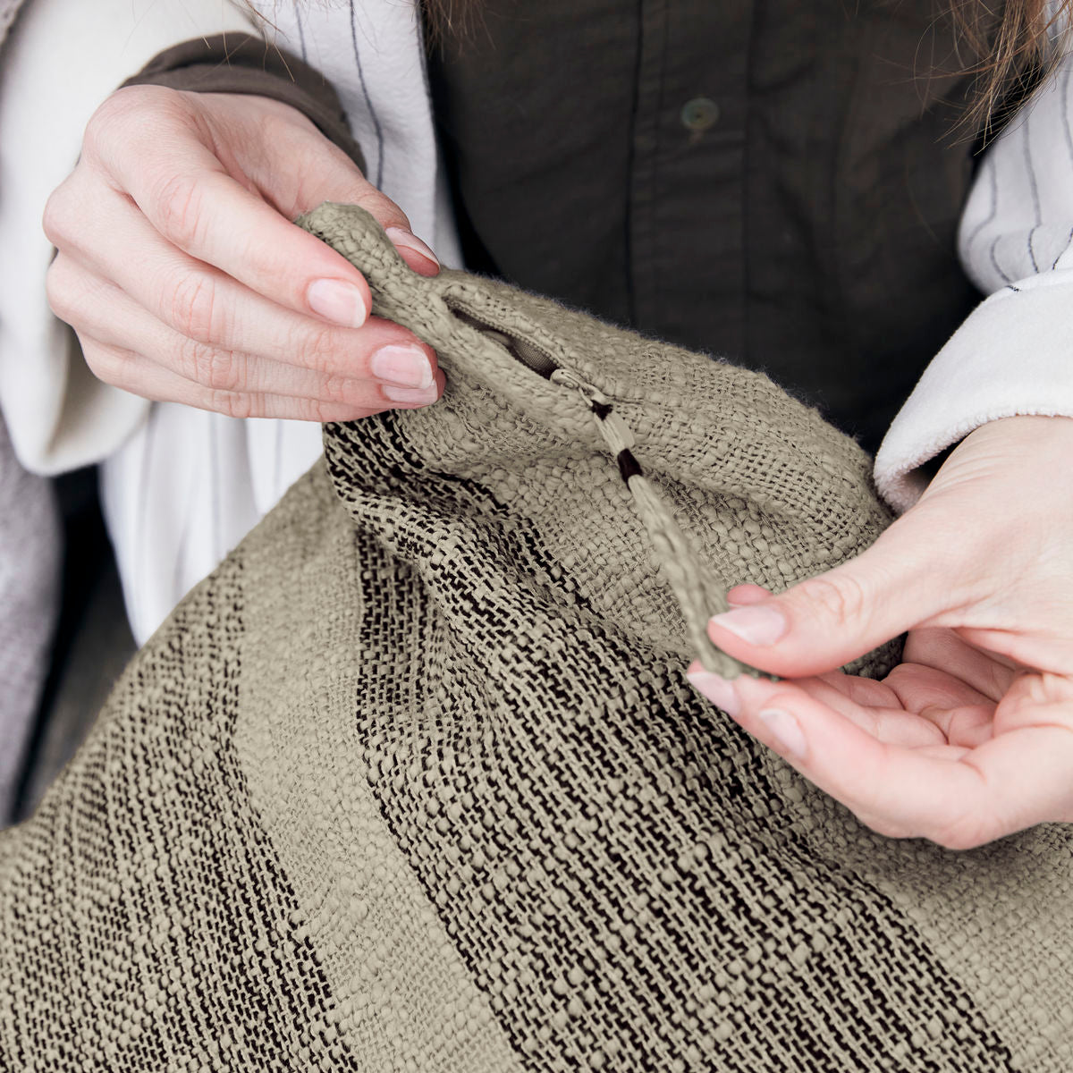 By Nord Decorative tyynynpäällinen, Ashild, Haze w. hiili-l: 60 cm, leveys: 60 cm