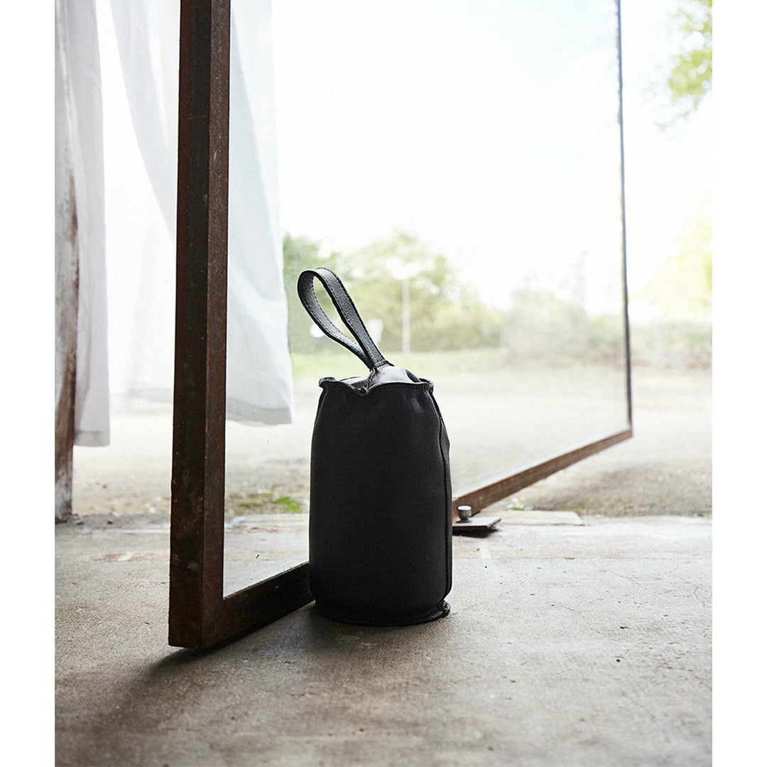 Muubs Dørstopper Camou 3 kg. - Sort MUUBS 11 - Bøffel læder MUUBS 11 - H: 20 Ø: 12 cm - DesignGaragen.dk.