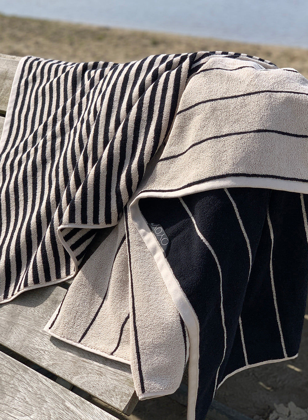 Oyoy Living Raita -pyyhe - 50x100 cm - savi / musta