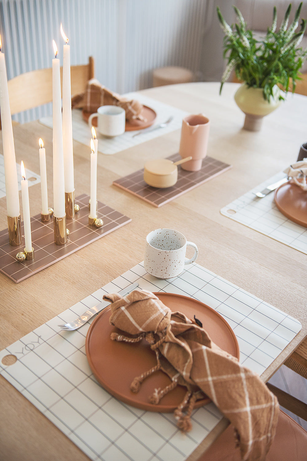 Oyoy asuu Palloa -kynttilänjalka - pieni messinki