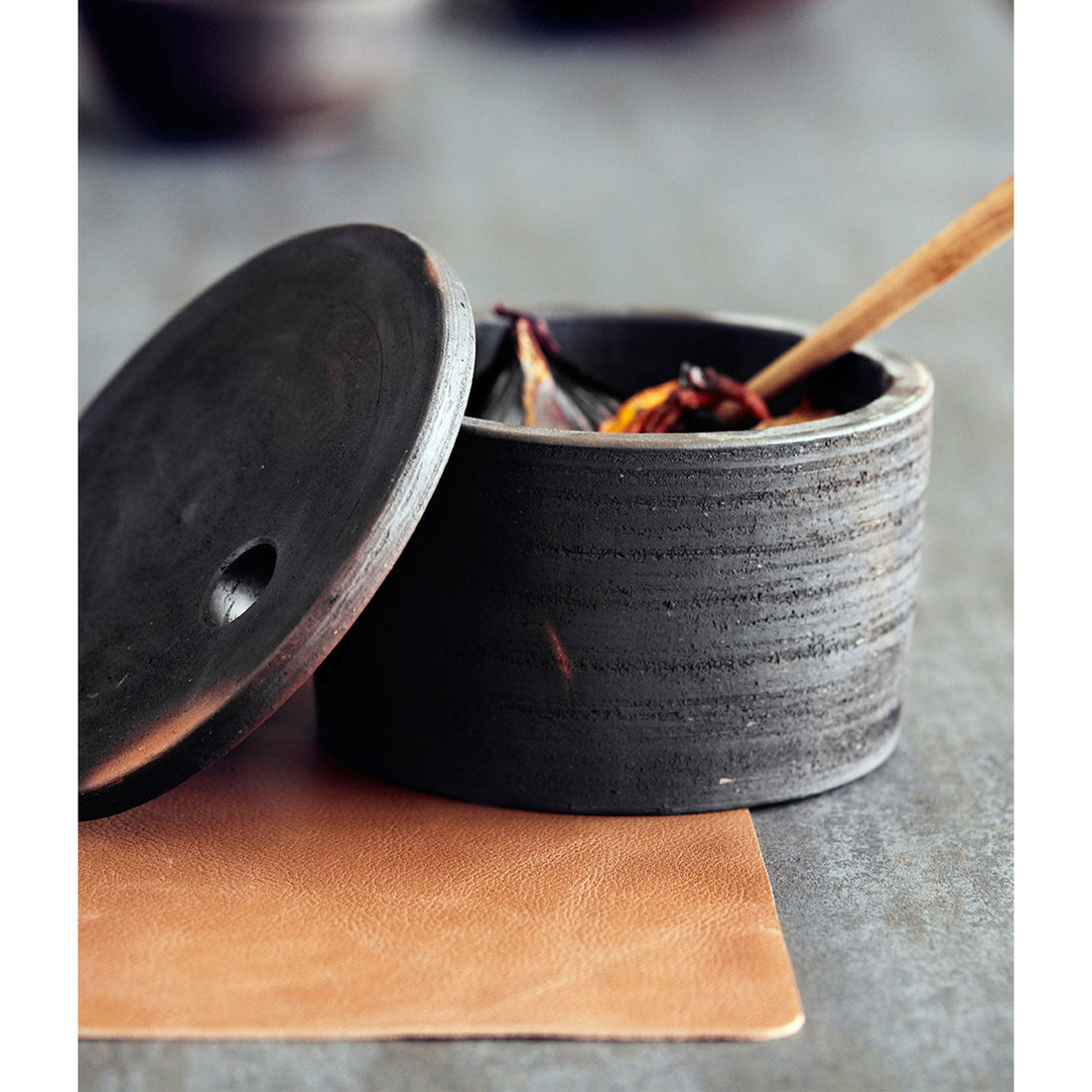 Serveringsskål Hazel 17 - Brun / sort - Teracotta - H: 10 Ø: 17 cm - Muubs - DesignGaragen.dk