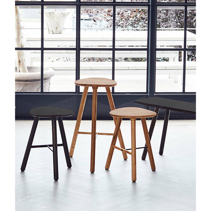 Muubs Taburet Noir Dark stained oil - Mørkbejdset/olie - Eg (EU) - W: 33 H: 47 D: 33 cm - DesignGaragen.dk.