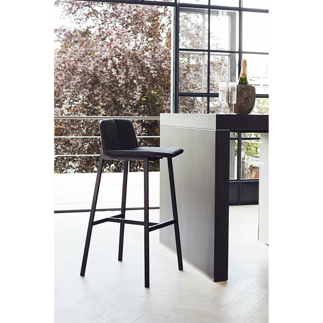 Muubs Barstol Chamfer Anthracite 65 - Antracit/Sort - Kanvas stof/Powder coated met. W49 H84 D41cm - DesignGaragen.dk.