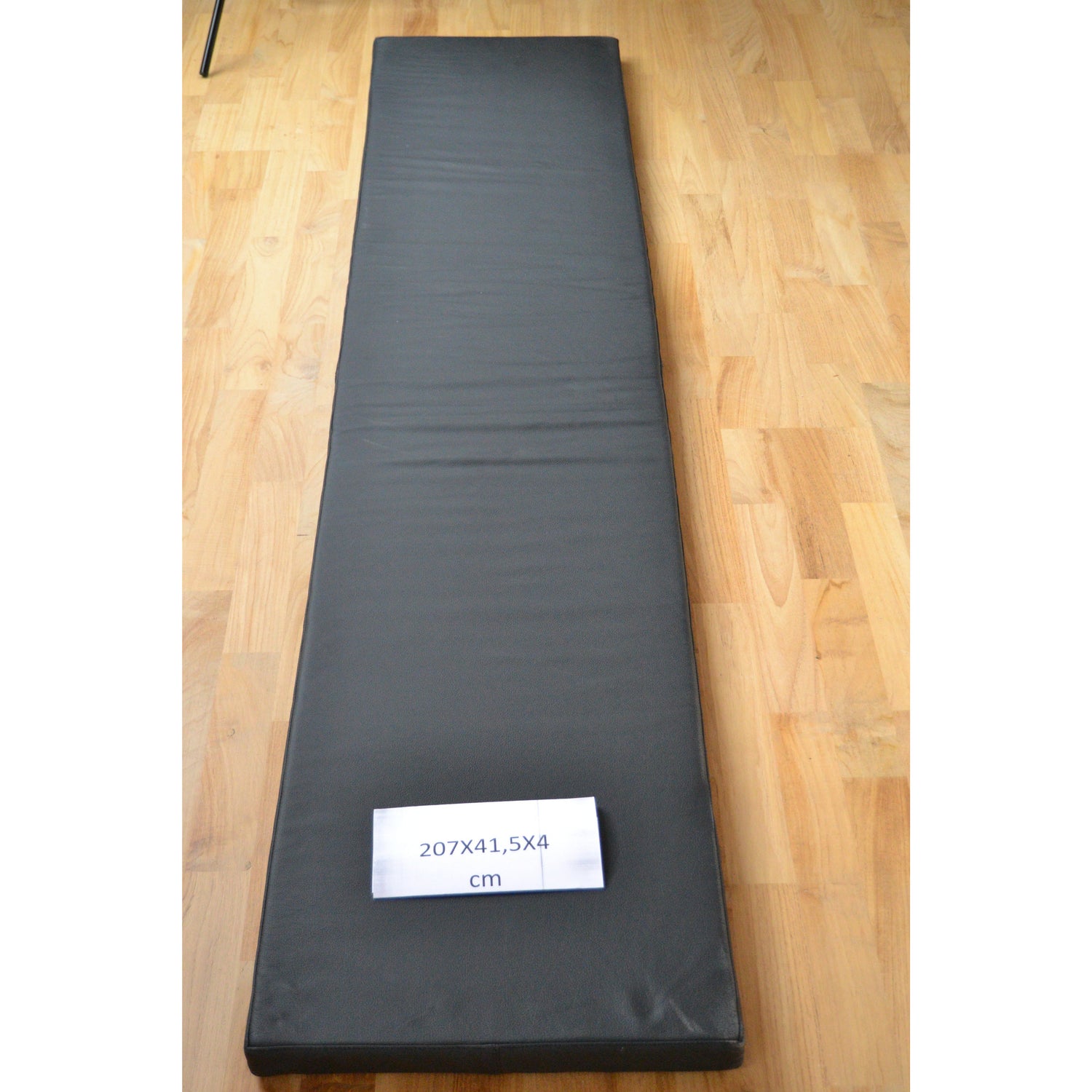 Musta nahkatyyny 207x41,5x4 cm