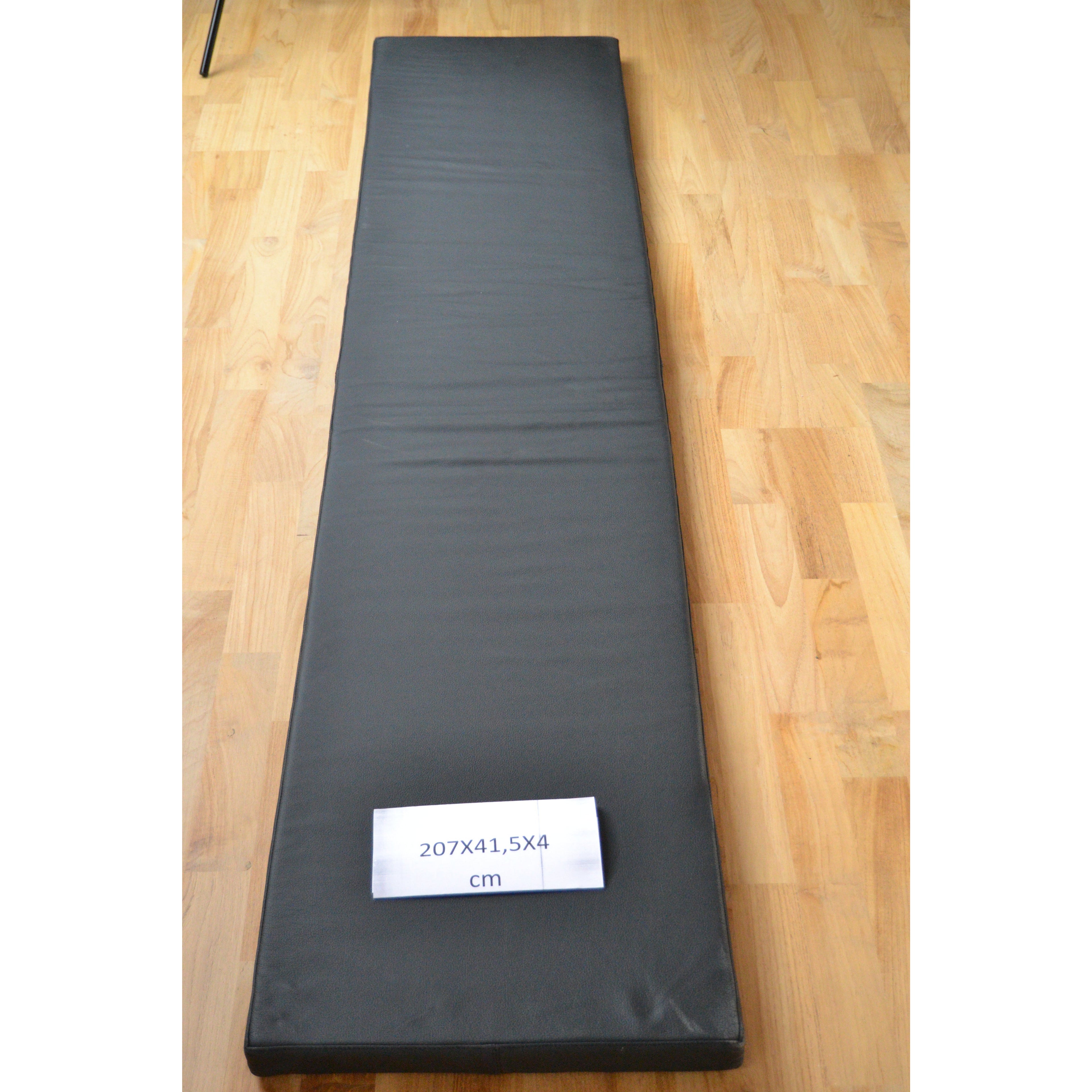 Musta nahkatyyny 207x41,5x4 cm