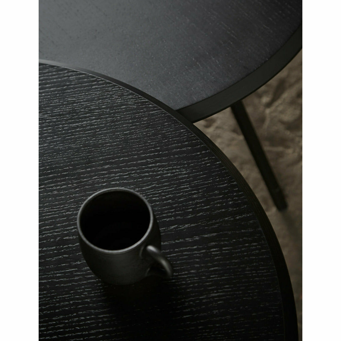 WOUD - Soround coffee table - Black ash (Ø60xH40,50) - WOUD - DesignGaragen.dk