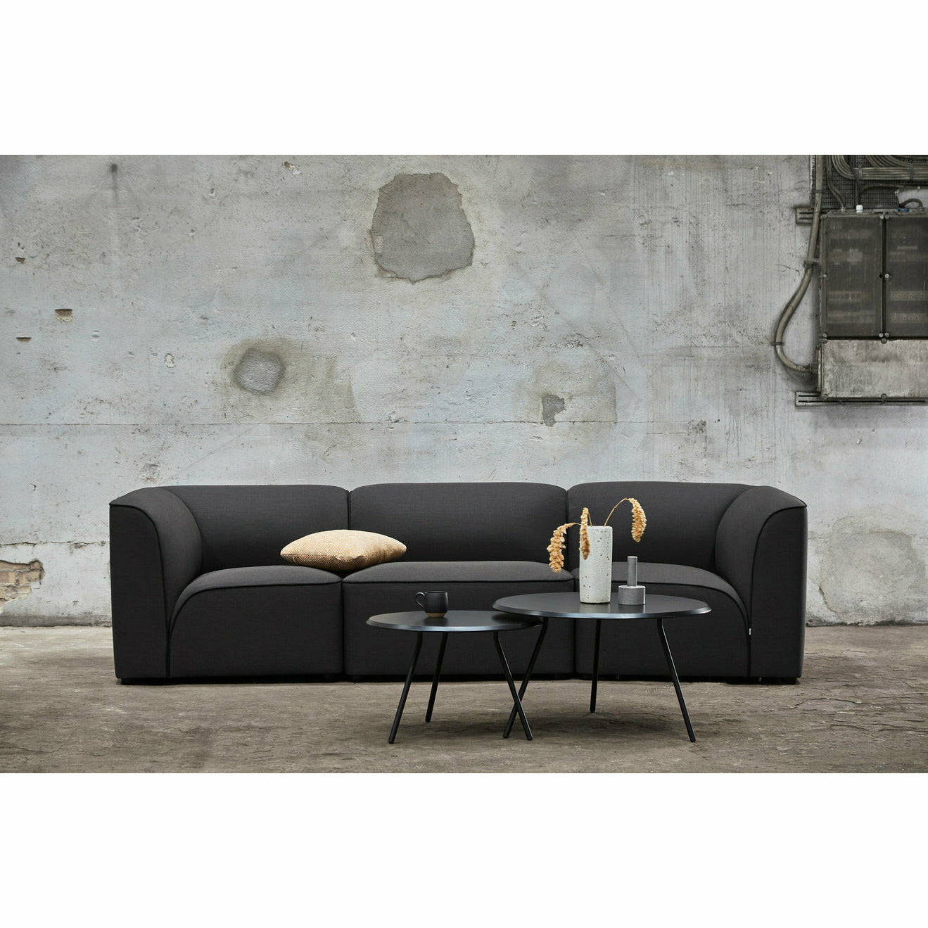 WOUD - Soround coffee table - Black ash (Ø75xH40,50) - WOUD - DesignGaragen.dk