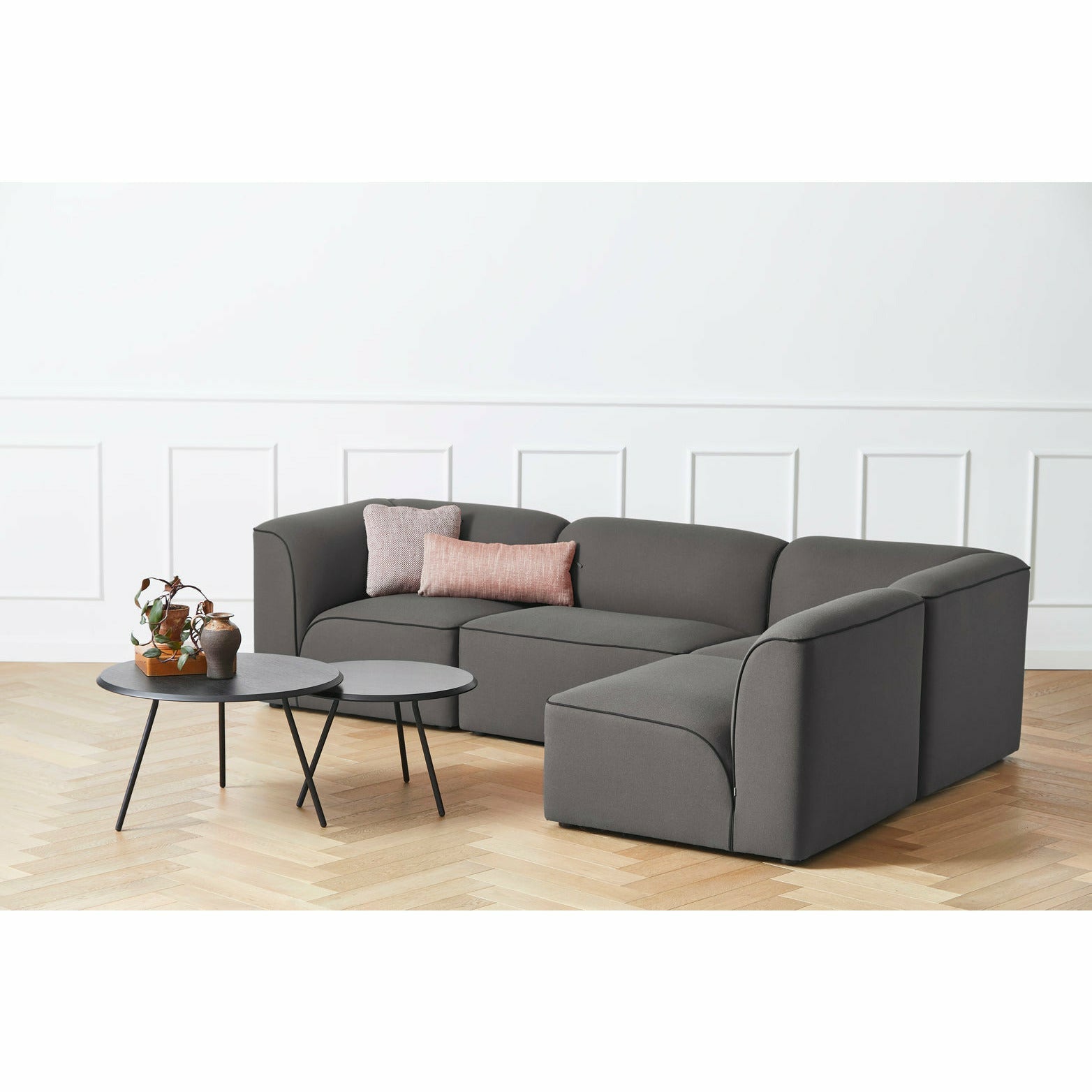 WOUD - Soround coffee table - Black ash (Ø75xH40,50) - WOUD - DesignGaragen.dk
