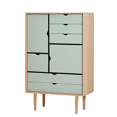 Andersen Furniture S5 OPBEVARINGSMØBEL I EG/SÆBE MED ocean grey FRONT - B83XD43XH132 CM - DesignGaragen.dk.