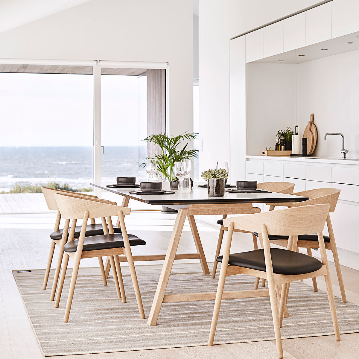 T1 udtræksbord i hvid laminat - understel i eg hvidpigmenteret mat lak - 95x220xH72,5 - Andersen Furniture - DesignGaragen.dk
