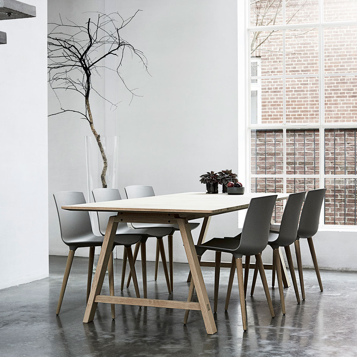 Andersen Furniture T1 udtræksbord i hvid laminat - understel i eg hvidpigmenteret mat lak - 95x180xH72,5 - DesignGaragen.dk.